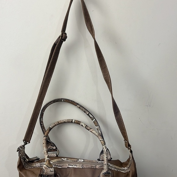 XOXO shoulder handbag tik tak vinyl color tan. Small scratch on the back. - Picture 12 of 13